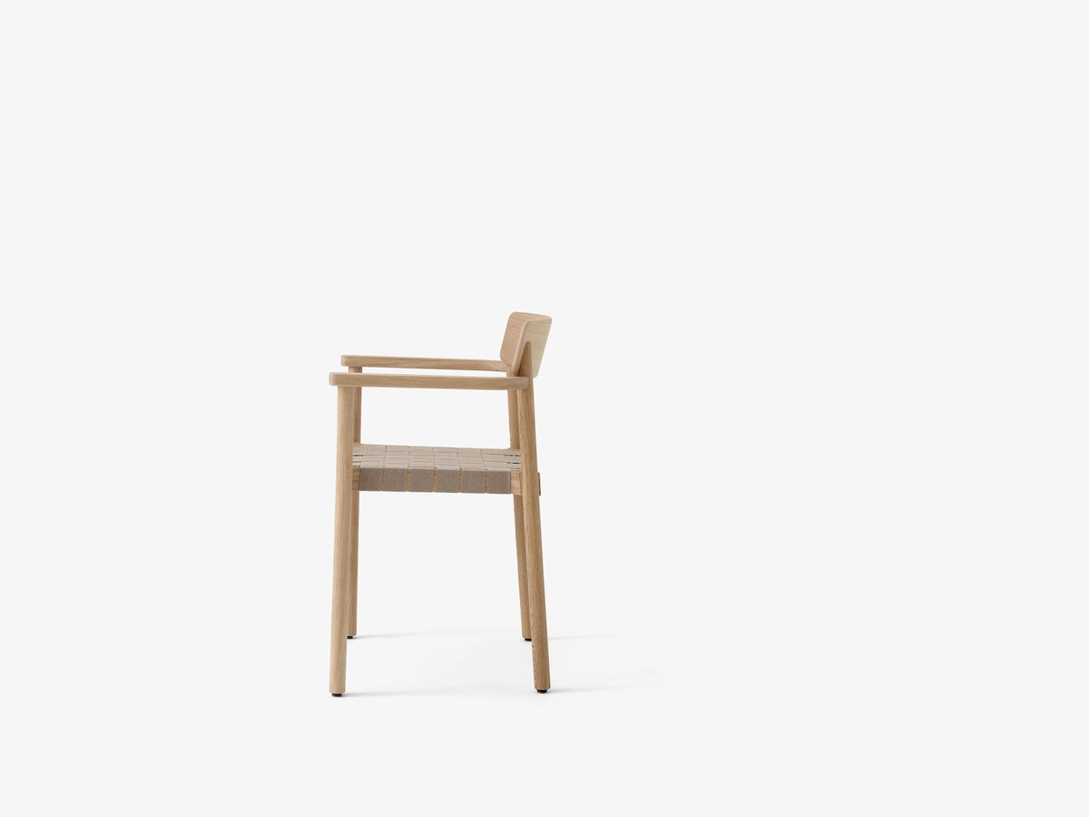 Fauteuil Betty TK9 de Thau &amp; Kallio - &amp;Tradition-Chêne massif laqué-Sangles de lin naturel-Sans revêtement-The Woods Gallery