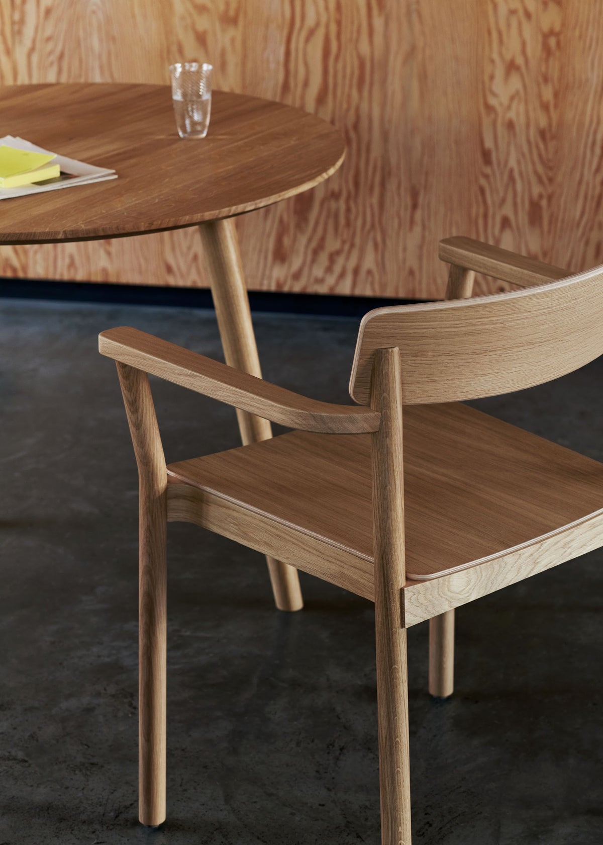 Fauteuil Betty TK9 de Thau &amp; Kallio - &amp;Tradition-Chêne massif laqué-Sangles de lin naturel-Sans revêtement-The Woods Gallery