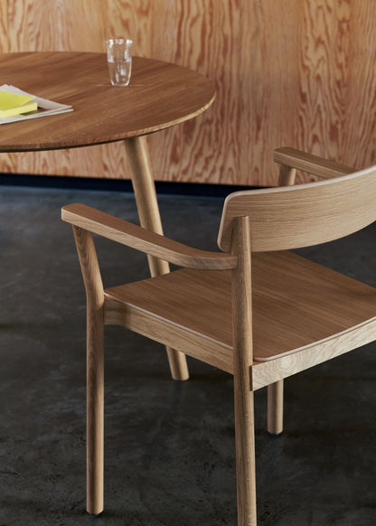 Fauteuil Betty TK9 de Thau &amp; Kallio - &amp;Tradition-Chêne massif laqué-Sangles de lin naturel-Sans revêtement-The Woods Gallery