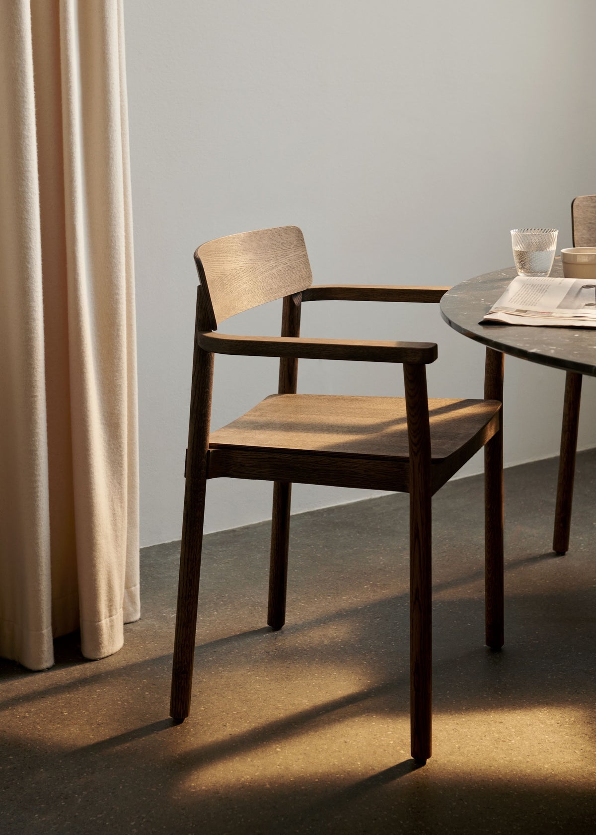 Fauteuil Betty TK9 de Thau &amp; Kallio - &amp;Tradition-Chêne massif laqué-Sangles de lin naturel-Sans revêtement-The Woods Gallery