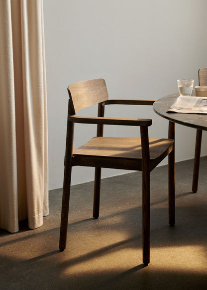 Fauteuil Betty TK9 de Thau &amp; Kallio - &amp;Tradition-Chêne massif laqué-Sangles de lin naturel-Sans revêtement-The Woods Gallery