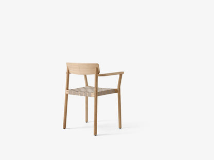 Fauteuil Betty TK9 de Thau &amp; Kallio - &amp;Tradition-Chêne massif laqué-Sangles de lin naturel-Sans revêtement-The Woods Gallery