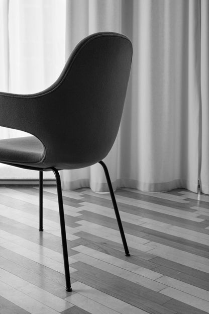 Fauteuil Catch JH1 de Jaime Hayon - &amp;Tradition-Pieds chêne huilé-Tissu groupe 1-The Woods Gallery