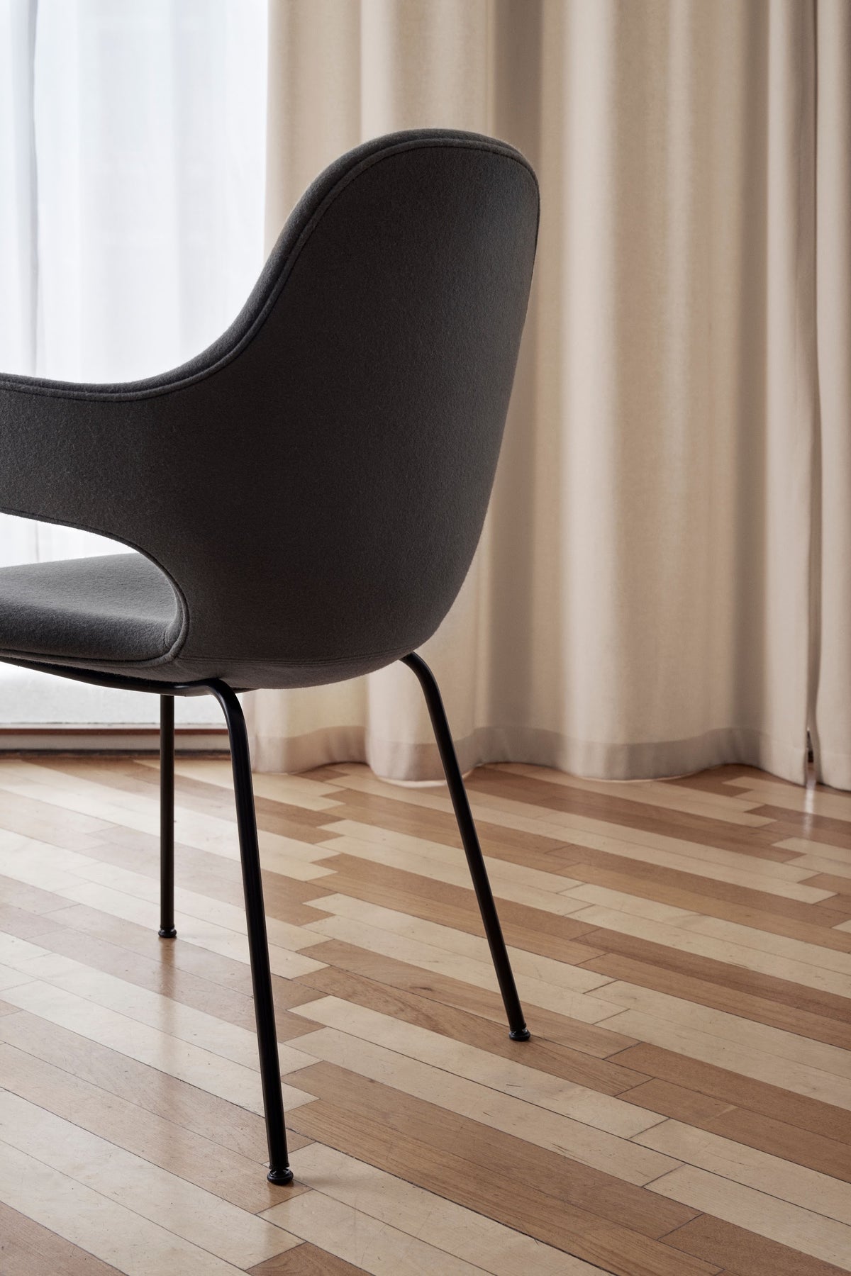 Fauteuil Catch JH1 de Jaime Hayon - &amp;Tradition-Pieds chêne huilé-Tissu groupe 1-The Woods Gallery
