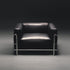 Fauteuil Grand Confort 3 de Le Corbusier, P. Jeanneret, C. Perriand - Cassina-vue de face en cuir noir et acier chromé-Cassina