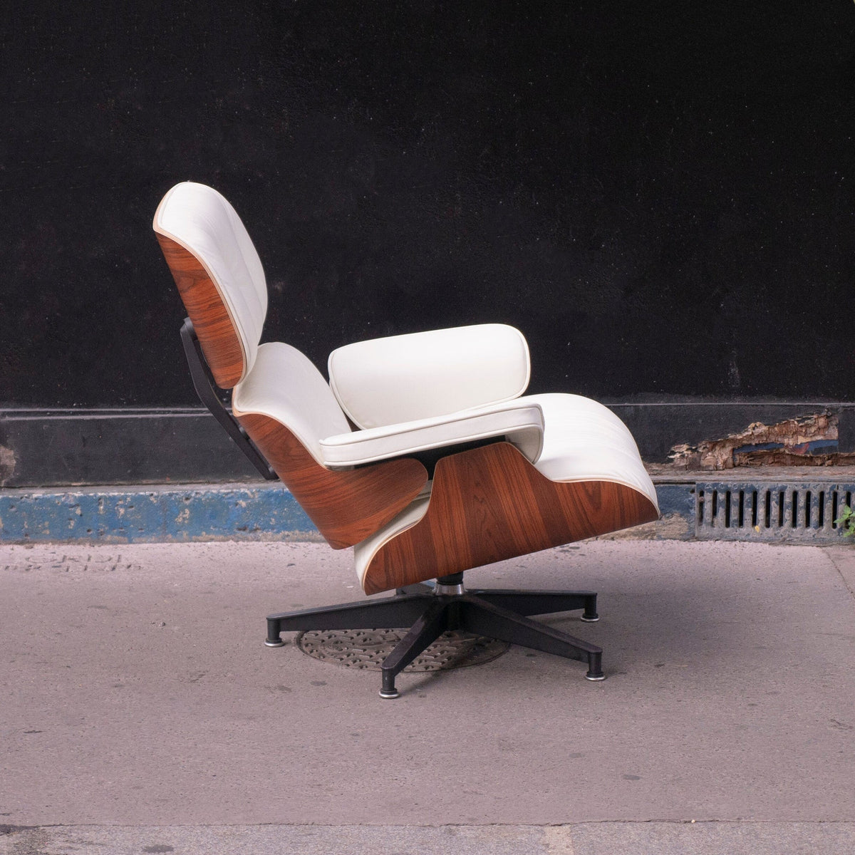 Fauteuil Lounge Chair Blanc de Charles &amp; Ray Eames édition 2018 Herman Miller - Herman Miller-The Woods Gallery