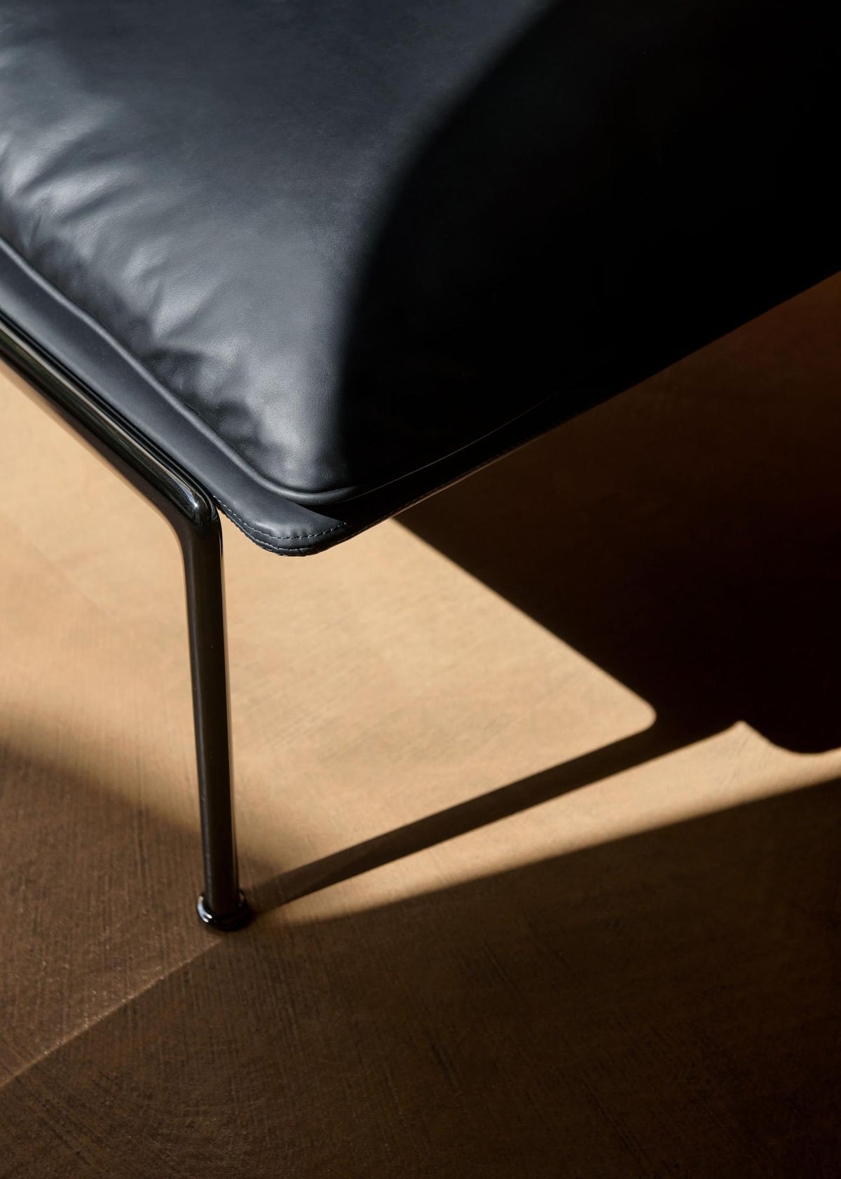Fauteuil Muno LN16 dossier haut de Luca Nichetto - &amp;Tradition-Noir chaud-Tissu groupe 1-The Woods Gallery