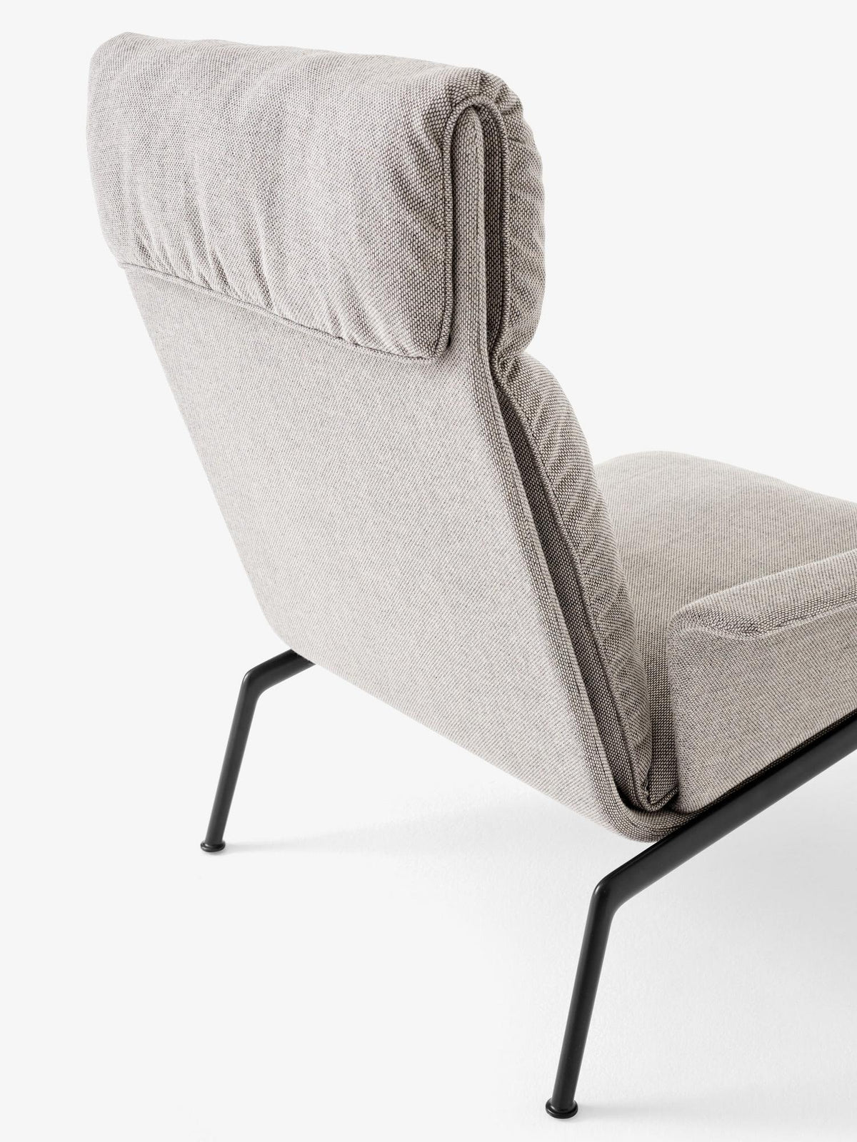 Fauteuil Muno LN17 dossier haut à accoudoirs de Luca Nichetto - &amp;Tradition-Noir chaud-Tissu groupe 1-The Woods Gallery