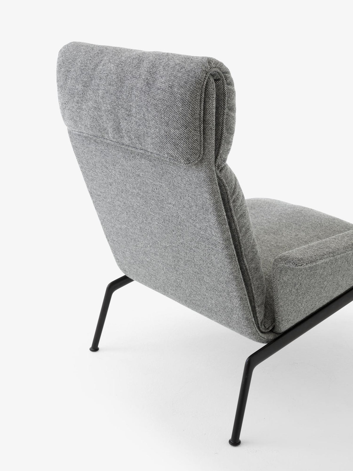 Fauteuil Muno LN17 dossier haut à accoudoirs de Luca Nichetto - &amp;Tradition-Noir chaud-Tissu groupe 1-The Woods Gallery