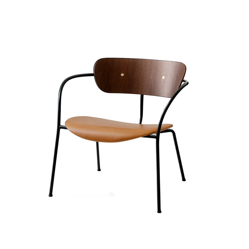Fauteuil Pavilion AV6 par Anderssen &amp; Voll - &amp;Tradition-Noyer - Cuir Cognac - détails Laiton-The Woods Gallery