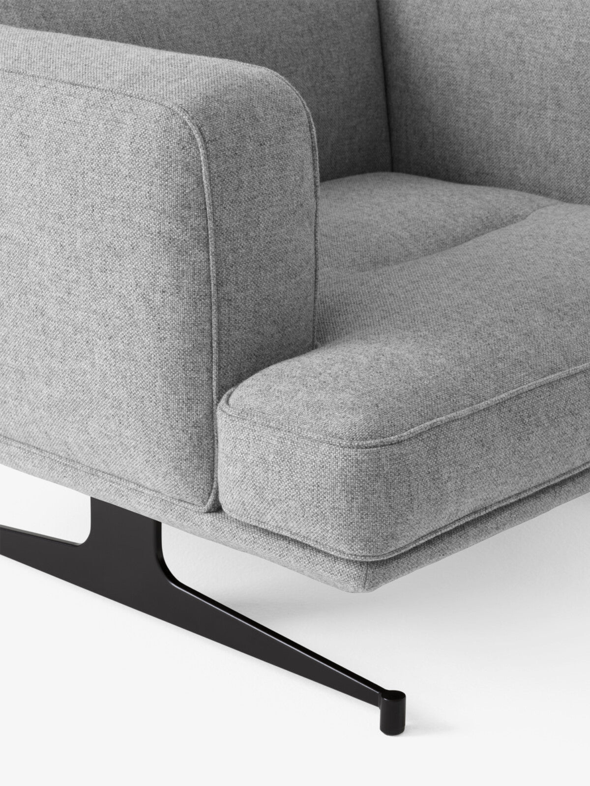 Fauteuil Rembourré Inland AV21 de Anderssen &amp; Voll - &amp;Tradition-Cuir-The Woods Gallery