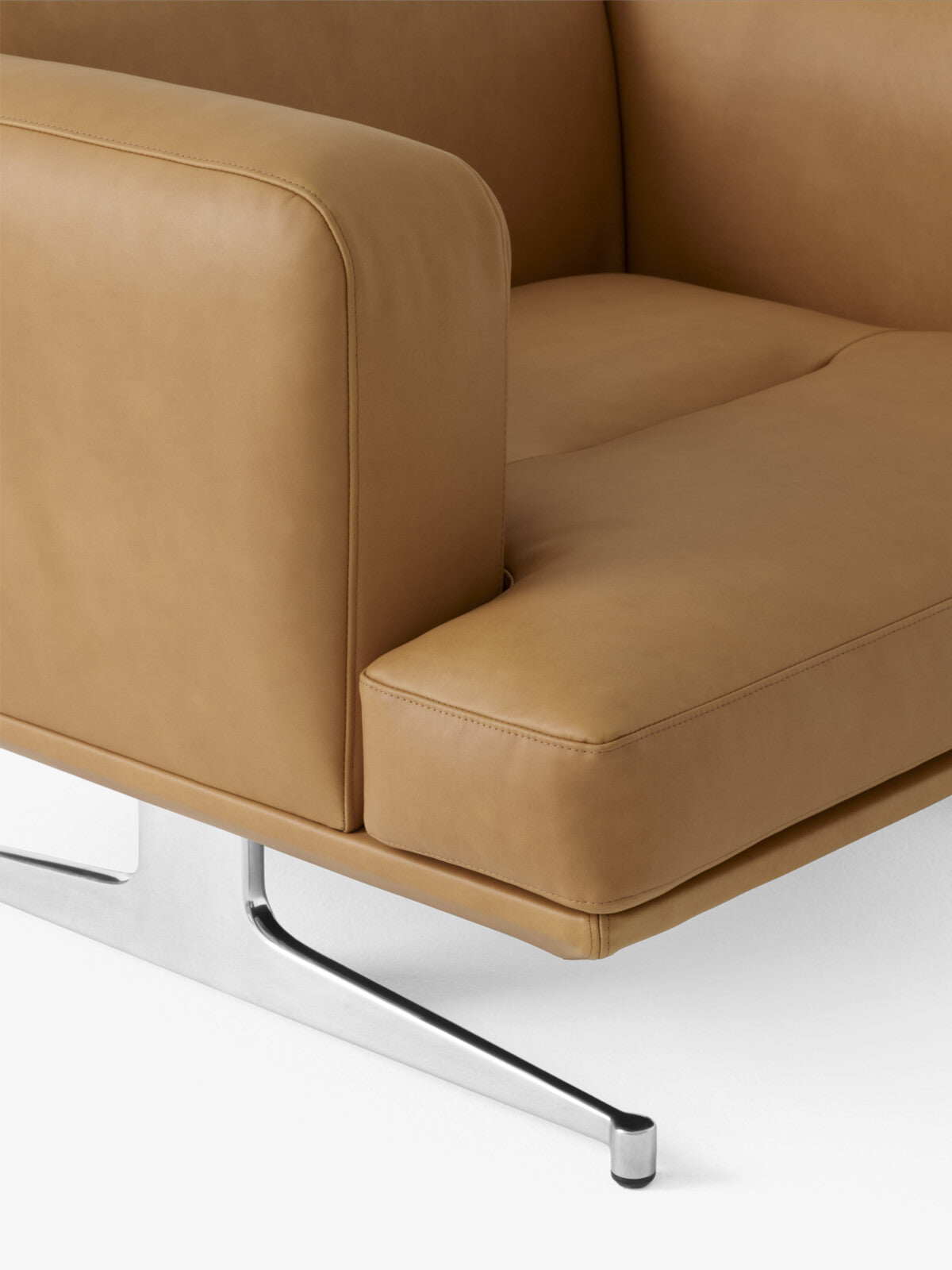 Fauteuil Rembourré Inland AV21 de Anderssen &amp; Voll - &amp;Tradition-Cuir-The Woods Gallery