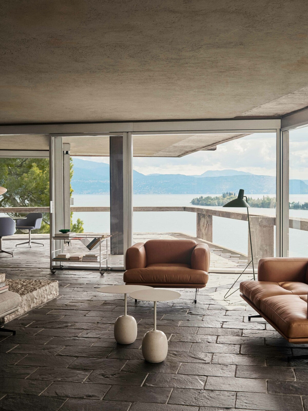 Fauteuil Rembourré Inland AV21 de Anderssen &amp; Voll - &amp;Tradition-Cuir-The Woods Gallery