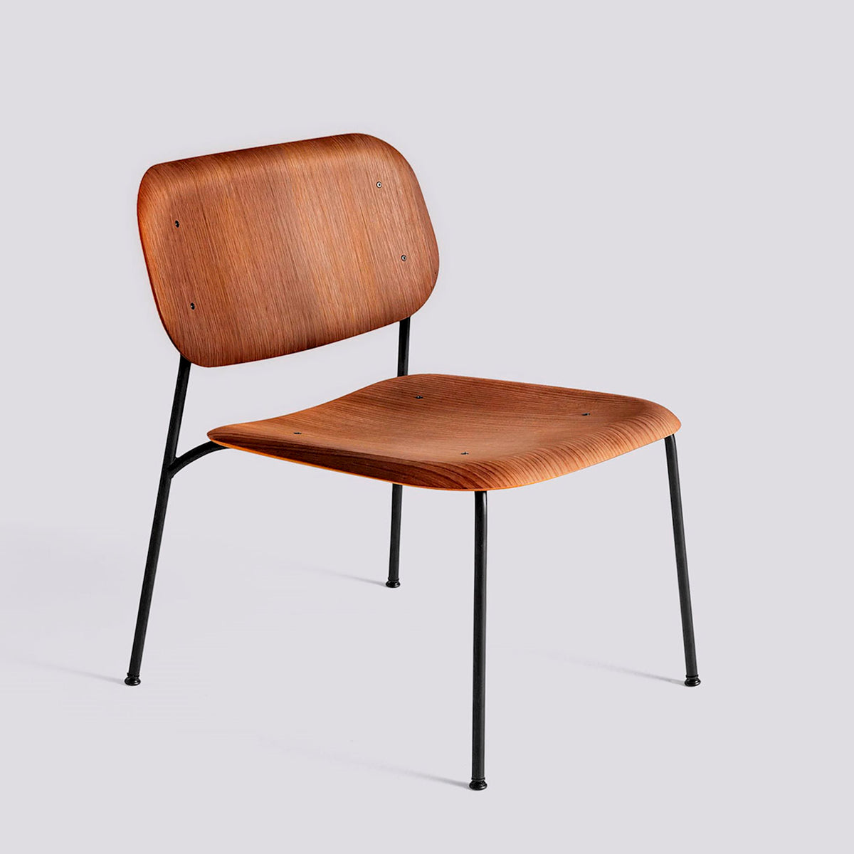 Fauteuil Soft Edge 100 de Iskos-Berlin - Hay-Placage de chêne laqué Smoked, assise et dossier — Acier thermolaqué noir, piètement 4 pieds-The Woods Gallery
