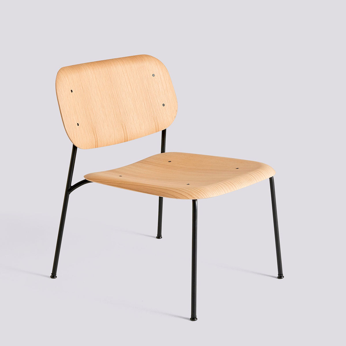 Fauteuil Soft Edge 100 de Iskos-Berlin - Hay-Placage de chêne laqué naturel, assise et dossier — Acier thermolaqué noir, piètement 4 pieds-The Woods Gallery