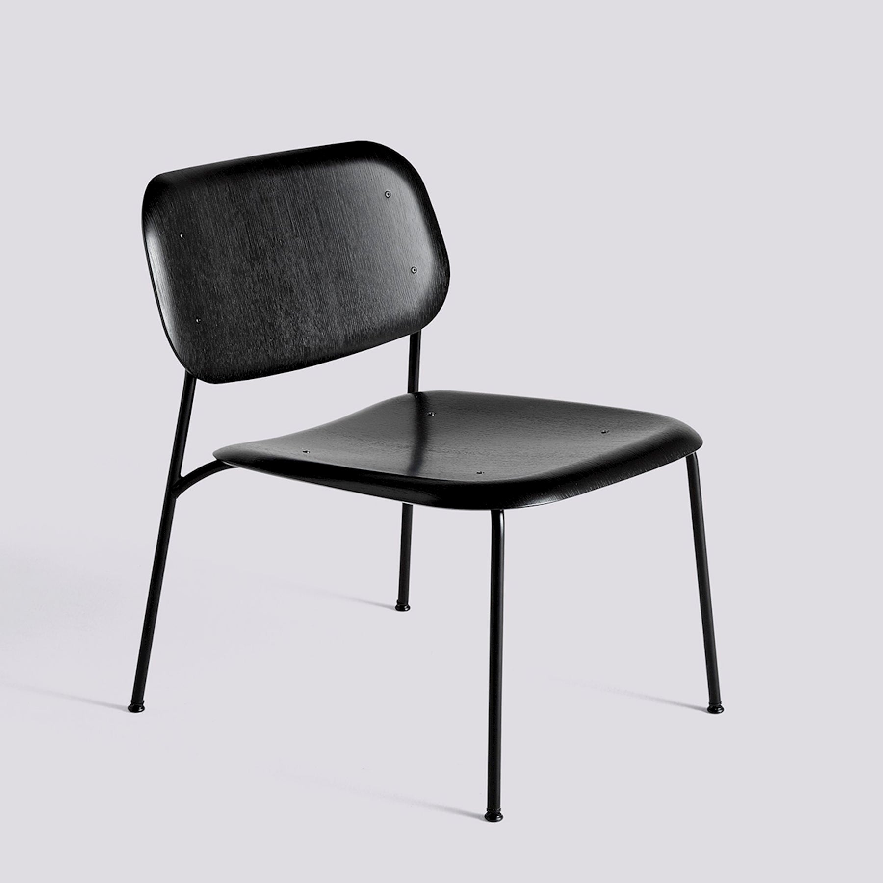 Fauteuil Soft Edge 100 de Iskos-Berlin - Hay-Placage de chêne laqué noir, assise et dossier — Acier thermolaqué noir, piètement 4 pieds-The Woods Gallery