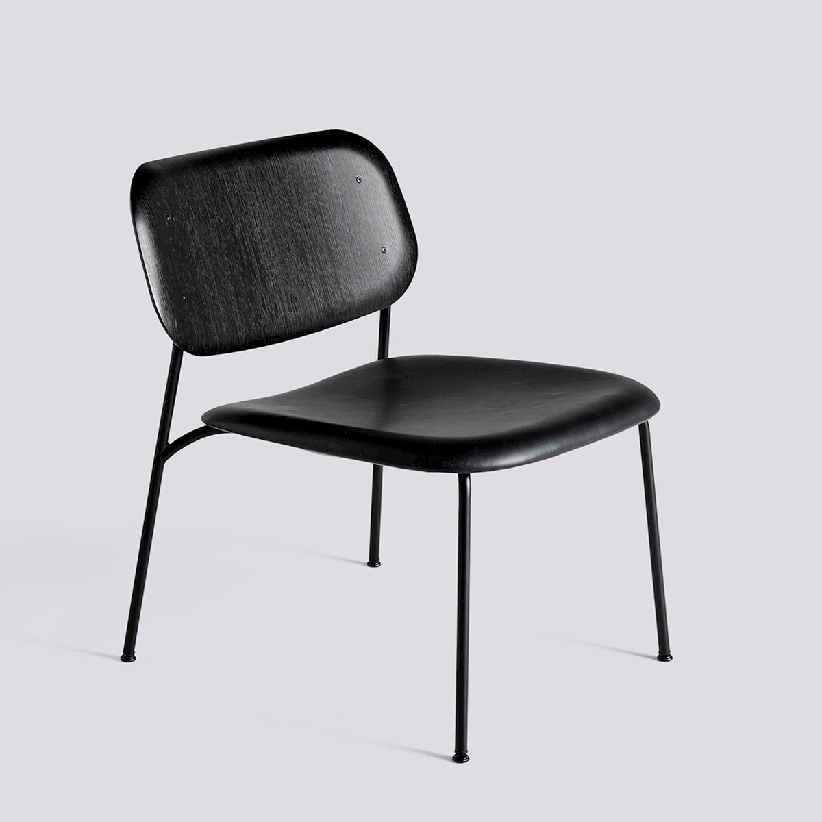 Fauteuil Soft Edge 100 de Iskos-Berlin - Hay-Placage de chêne laqué noir, assise garnie Sense Black — Acier thermolaqué noir, piètement 4 pieds-The Woods Gallery