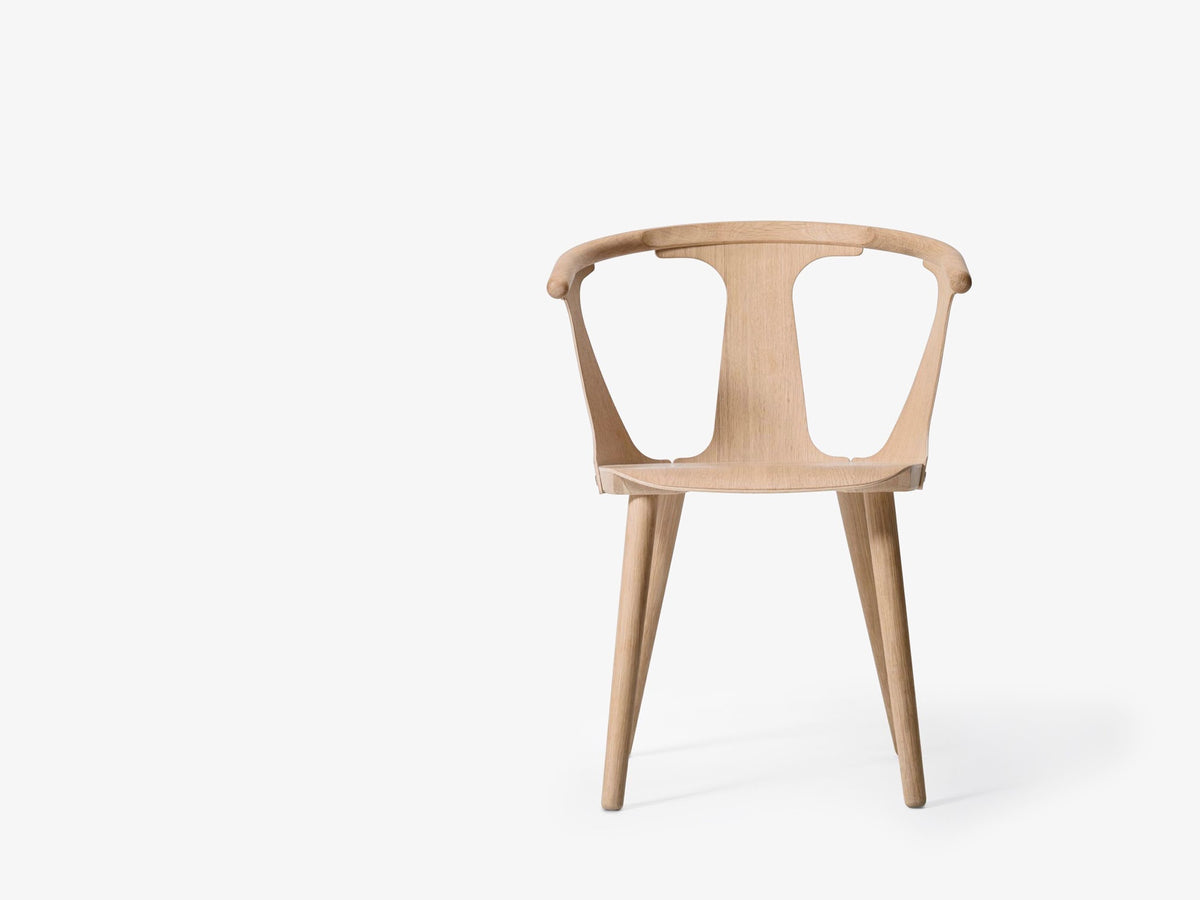Fauteuil de table In Between SK1 de Sami Kallio - &amp;Tradition-Chêne huilé-Coque nue, sans revêtement-The Woods Gallery