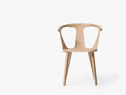 Fauteuil de table In Between SK1 de Sami Kallio - &amp;Tradition-Chêne huilé-Coque nue, sans revêtement-The Woods Gallery
