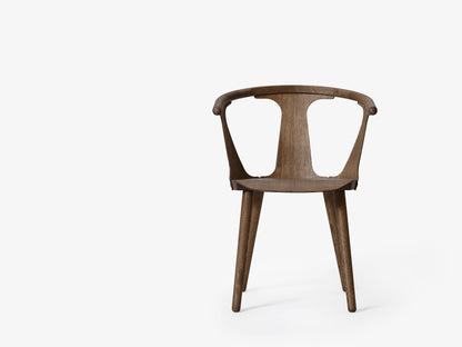 Fauteuil de table In Between SK1 de Sami Kallio - &amp;Tradition-Chêne huilé fumé-Coque nue, sans revêtement-The Woods Gallery