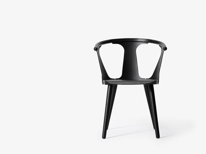 Fauteuil de table In Between SK1 de Sami Kallio - &amp;Tradition-Chêne laqué noir-Coque nue, sans revêtement-The Woods Gallery