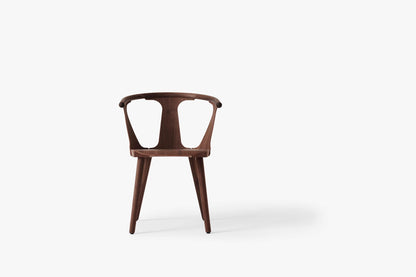 Fauteuil de table In Between SK1 de Sami Kallio - &amp;Tradition-Noyer huilé-Coque nue, sans revêtement-The Woods Gallery