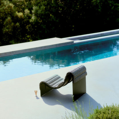 Fauteuil lounge Eclipse de Garnier &amp; Pingree - Petite Friture-au bord de la piscine-The Woods Gallery