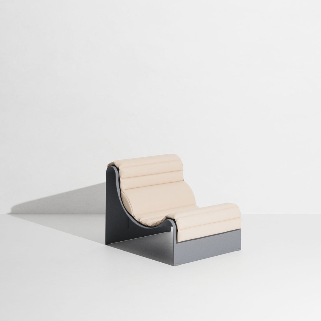 Fauteuil lounge Eclipse de Garnier &amp; Pingree - Petite Friture-structure Gris pierre, coussin Haku-The Woods Gallery