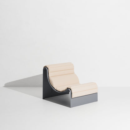 Fauteuil lounge Eclipse de Garnier &amp; Pingree - Petite Friture-structure Gris pierre, coussin Haku-The Woods Gallery