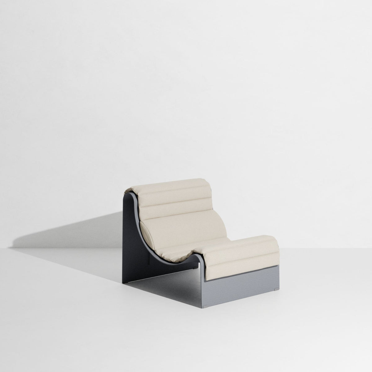 Fauteuil lounge Eclipse de Garnier &amp; Pingree - Petite Friture-structure Gris pierre, coussin Patio-The Woods Gallery