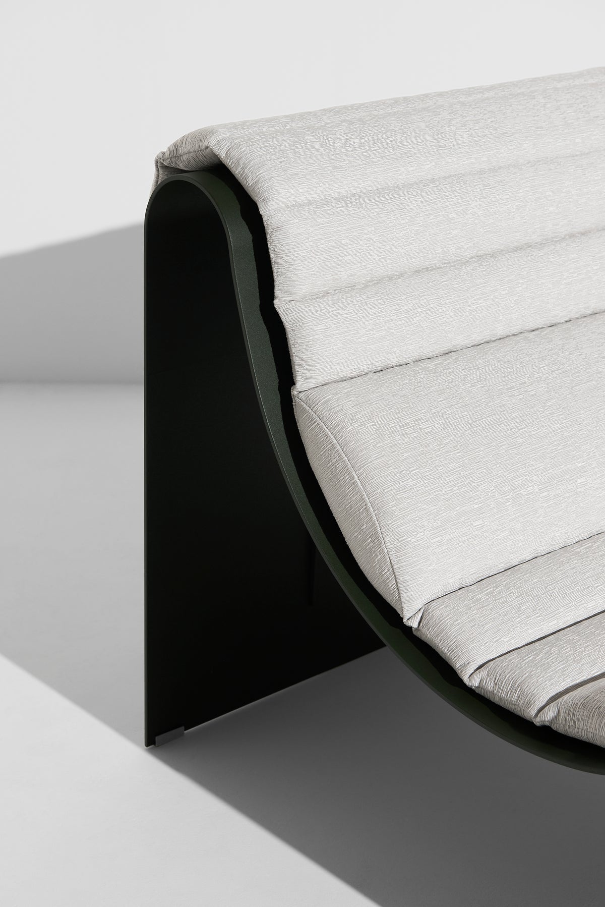 Fauteuil lounge Eclipse de Garnier &amp; Pingree - Petite Friture-structure Vert bouteille, coussin Beda, détail-The Woods Gallery
