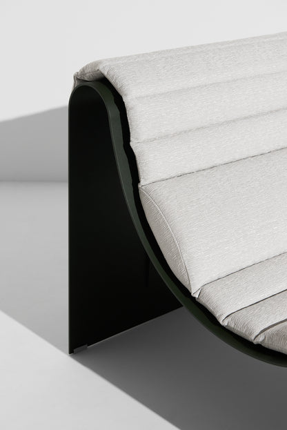 Fauteuil lounge Eclipse de Garnier &amp; Pingree - Petite Friture-structure Vert bouteille, coussin Beda, détail-The Woods Gallery