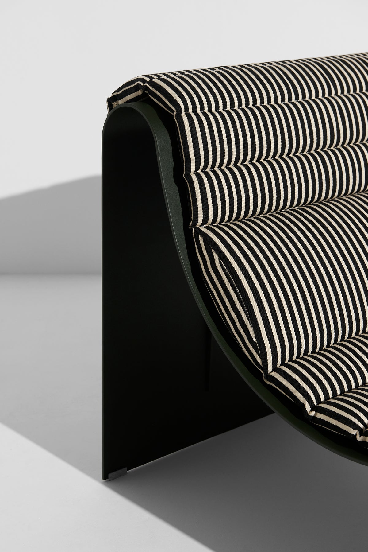 Fauteuil lounge Eclipse de Garnier &amp; Pingree - Petite Friture-structure Vert bouteille, coussin Strange Loves, détail-The Woods Gallery