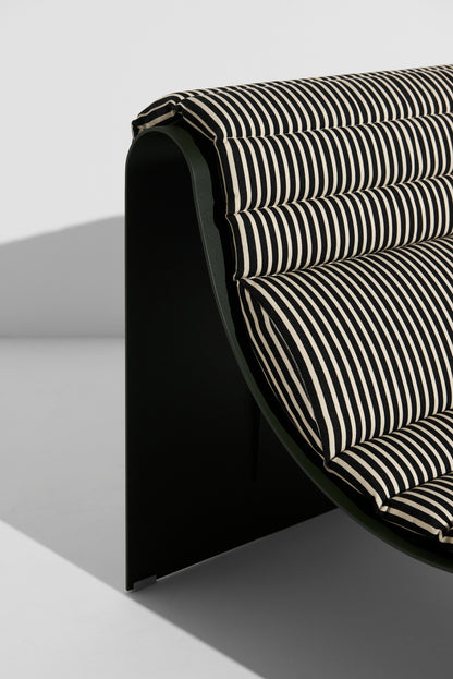 Fauteuil lounge Eclipse de Garnier &amp; Pingree - Petite Friture-structure Vert bouteille, coussin Strange Loves, détail-The Woods Gallery