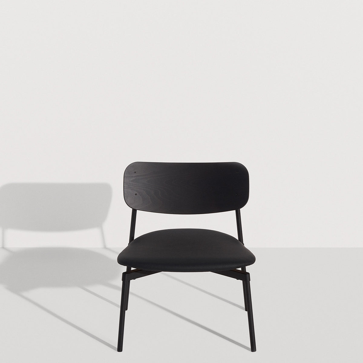 Fauteuil lounge Fromme Bois de Tom Chung - Petite Friture-Cuir noir-The Woods Gallery