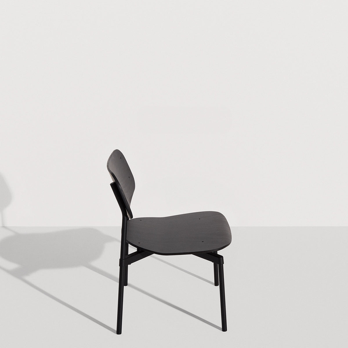Fauteuil lounge Fromme Bois de Tom Chung - Petite Friture-Noir-The Woods Gallery