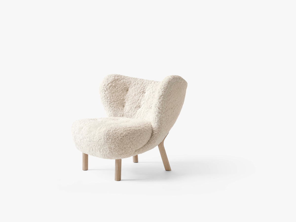 Fauteuil lounge Little Petra VB1 de Viggo Boesen - &amp;Tradition-Chêne huilé-Peau de mouton-The Woods Gallery