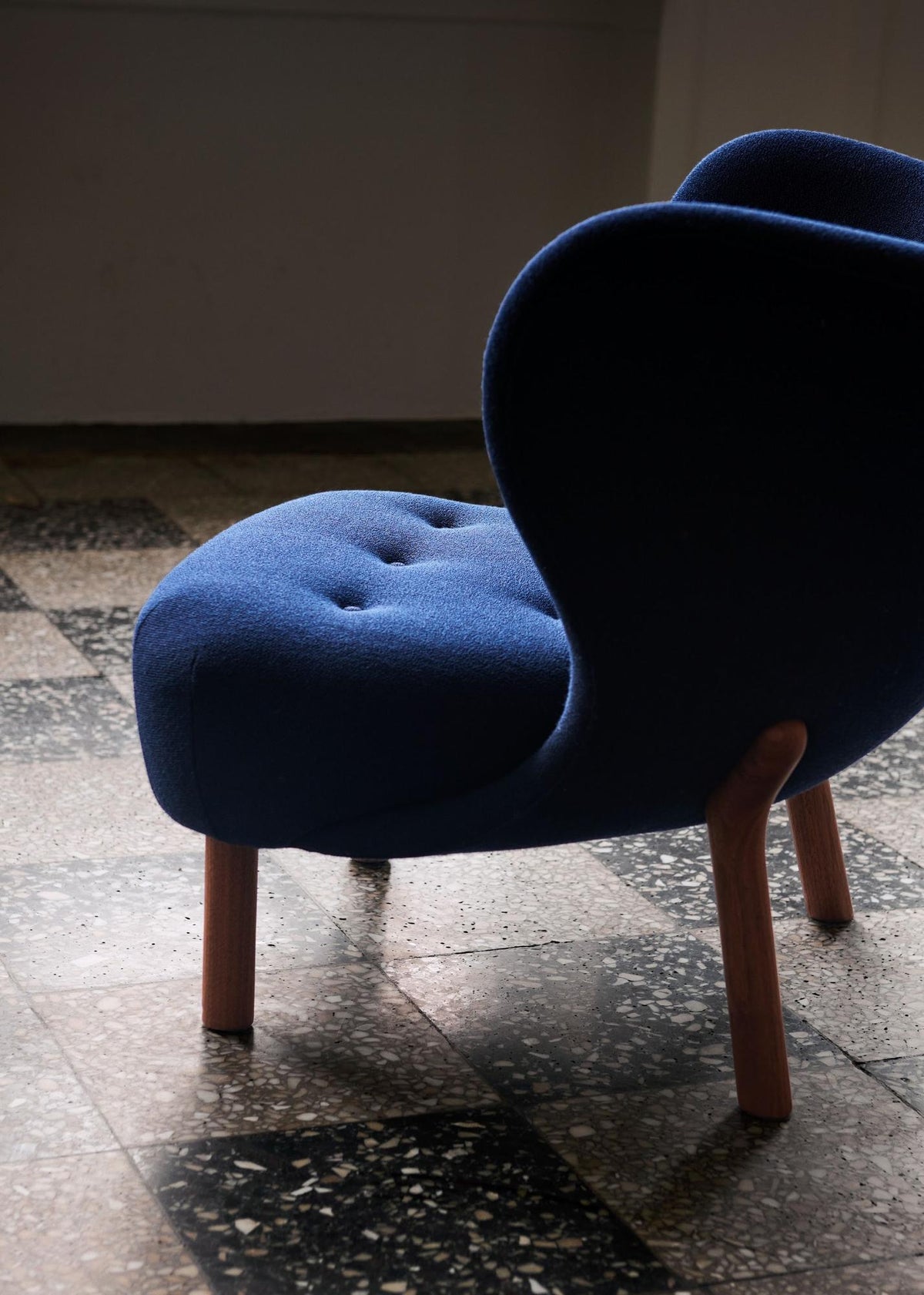 Fauteuil lounge Little Petra VB1 de Viggo Boesen - &amp;Tradition-Chêne huilé-Tissu groupe 2-The Woods Gallery