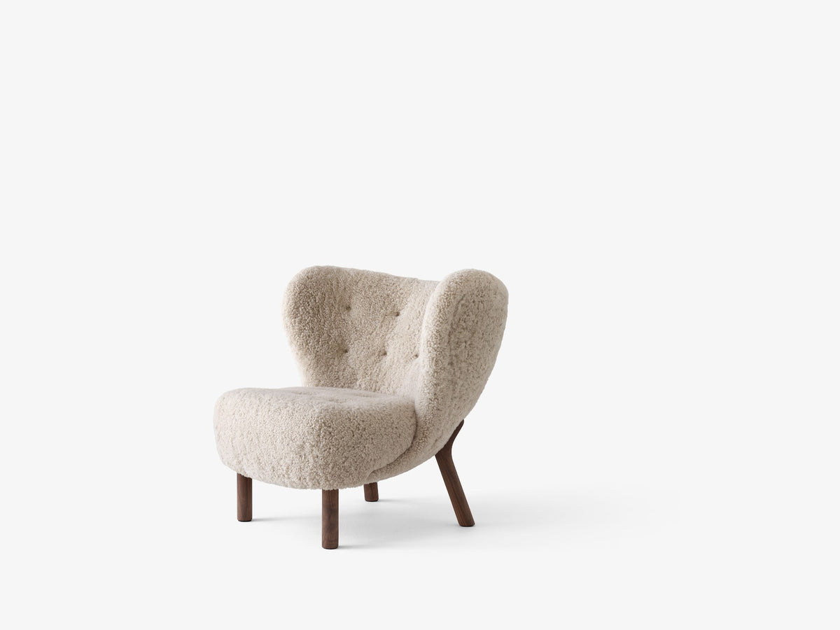 Fauteuil lounge Little Petra VB1 de Viggo Boesen - &amp;Tradition-Noyer huilé-Peau de mouton-The Woods Gallery