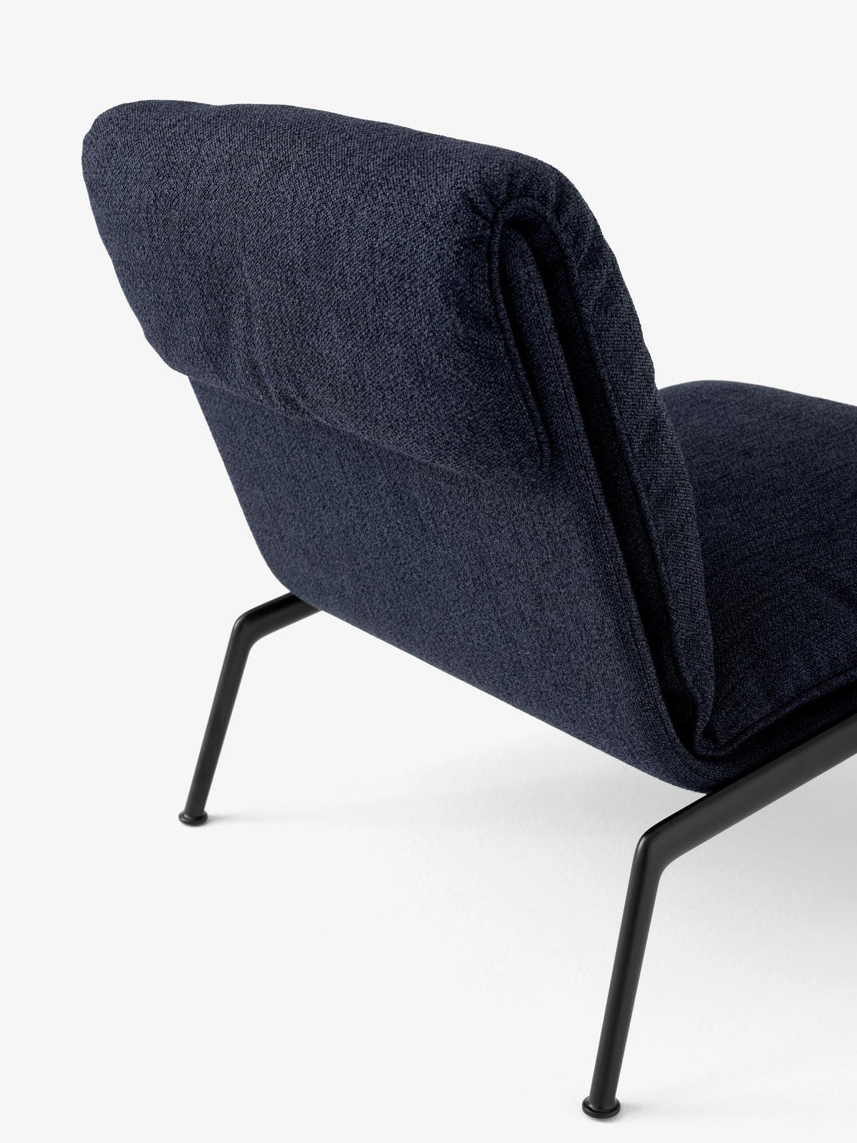 Fauteuil lounge Muno LN18 de Luca Nichetto - &amp;Tradition-Noir chaud-Tissu groupe 1-The Woods Gallery