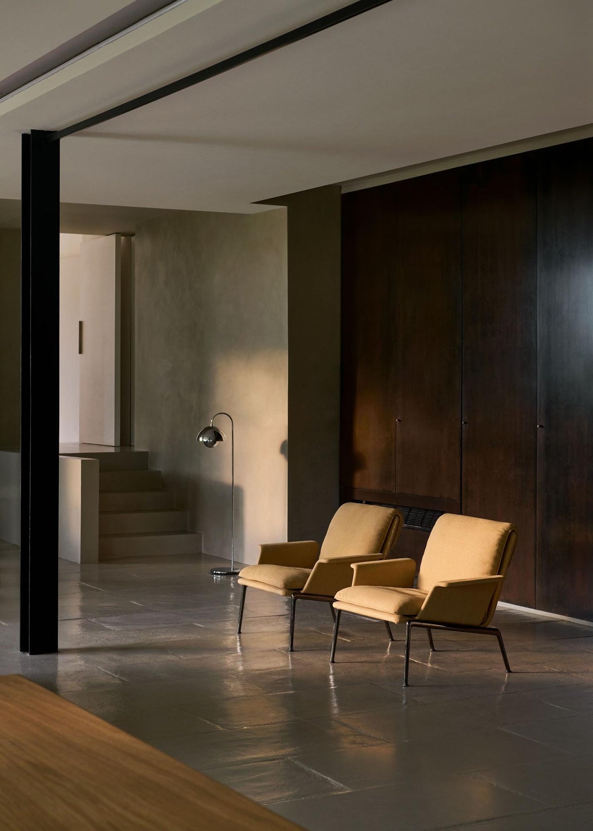 Fauteuil lounge Muno LN19 à accoudoirs de Luca Nichetto - &amp;Tradition-Noir chaud-Tissu groupe 1-The Woods Gallery