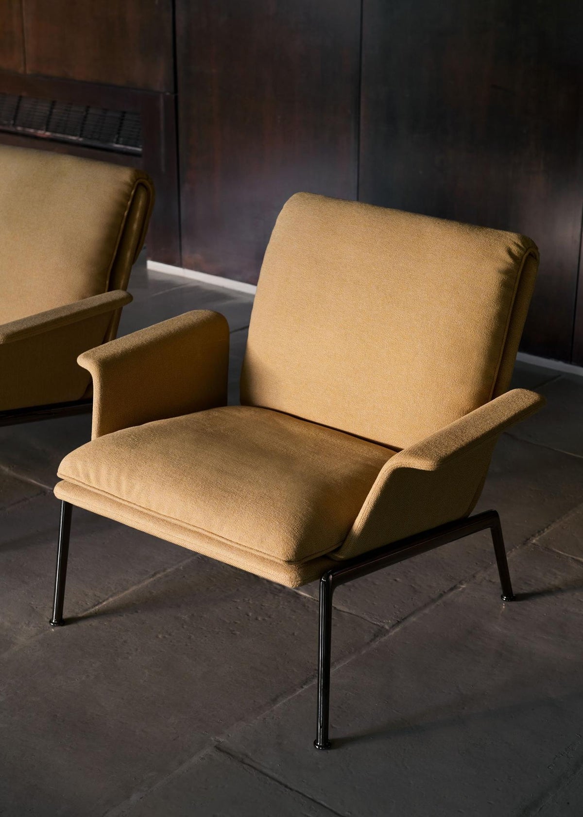 Fauteuil lounge Muno LN19 à accoudoirs de Luca Nichetto - &amp;Tradition-Noir chaud-Tissu groupe 1-The Woods Gallery