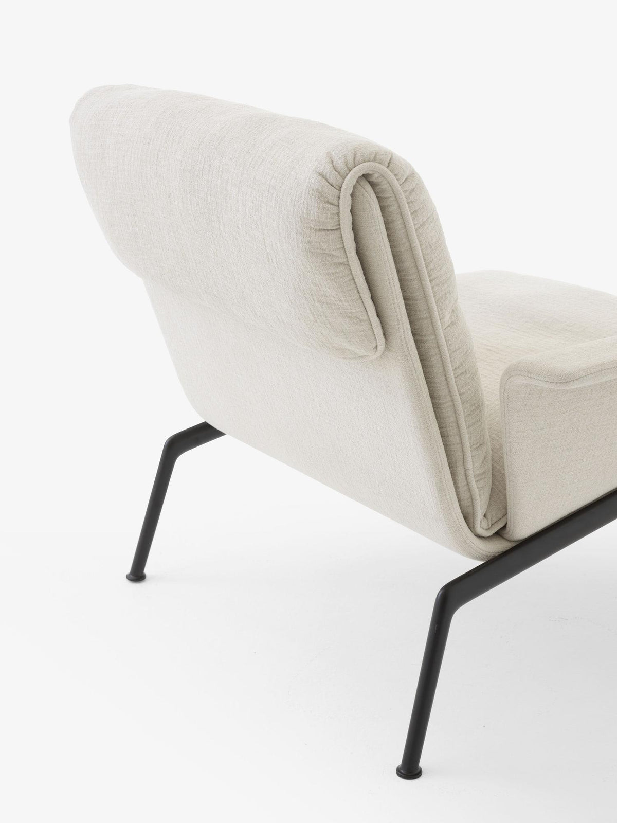 Fauteuil lounge Muno LN19 à accoudoirs de Luca Nichetto - &amp;Tradition-Noir chaud-Tissu groupe 1-The Woods Gallery