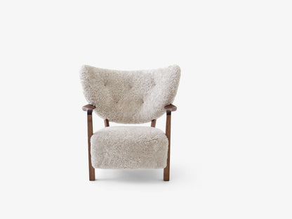 Fauteuil lounge Wulff ATD2 de Jørgen Wolff - &amp;Tradition-Noyer huilé-Peau de mouton-The Woods Gallery