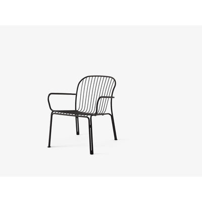 Fauteuil lounge d'extérieur Thorvald SC101 de Space Copenhagen - &Tradition-Noir chaud-The Woods Gallery