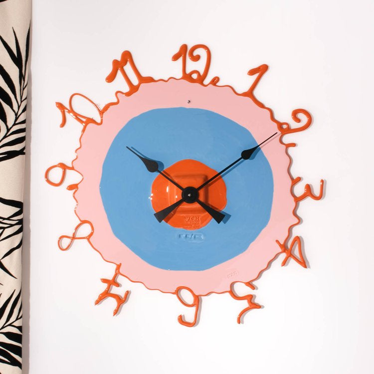Horloge murale en résine "Round The Clock" - Blue, Salmon, Pumpkin de Gaetano Pesce - Fish Design-L-The Woods Gallery