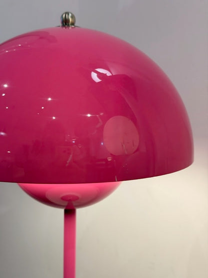 Lampe de table Flowerpot VP3 rose acidulé de Verner Panton - &amp;Tradition - modèle d&