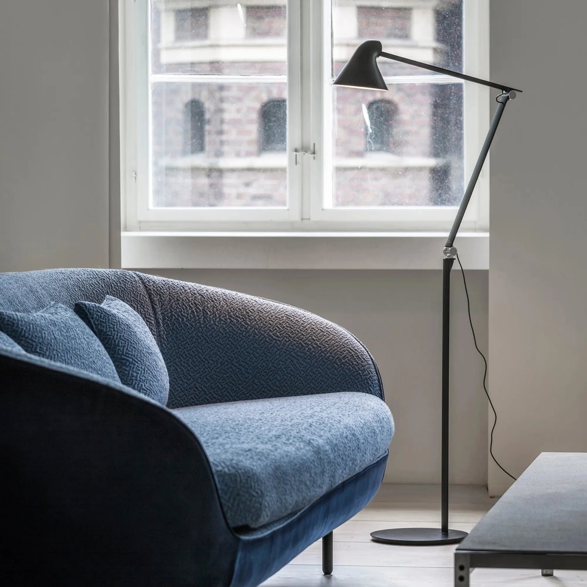 Lampadaire NJP - Louis Poulsen-Gris aluminium clair-LED 2700K 10W-The Woods Gallery
