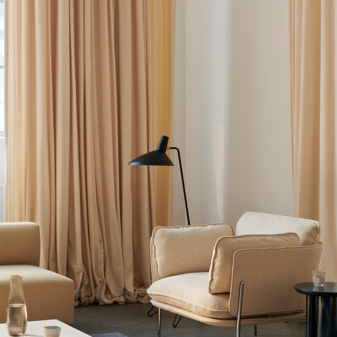 Lampadaire Tripod HM8 par Peter Hvidt &amp; Orla Mølgaard-Nielsen - &amp;Tradition-Noir-The Woods Gallery