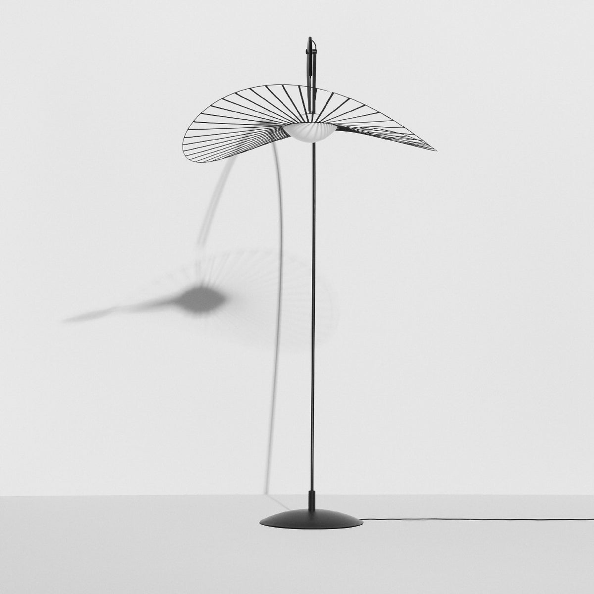 Lampadaire Vertigo Nova de Constance Guisset - Petite Friture-Noir, vue de profil-The Woods Gallery